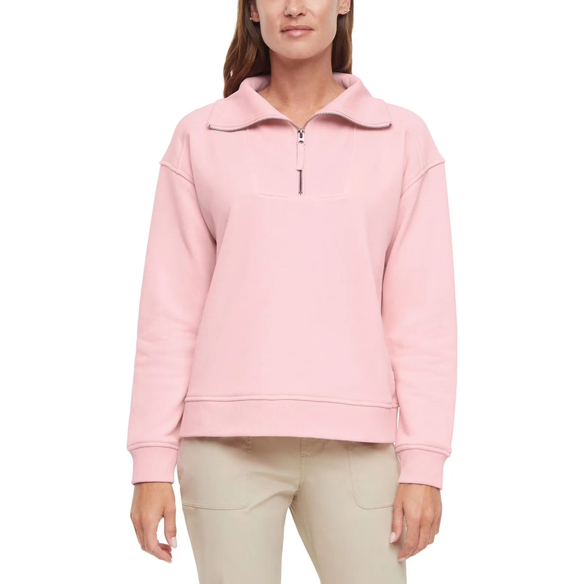 Giovane e bella donna con un maglione rosa caldo | PSD Premium