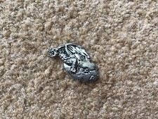 Broche insignia prendedor de peltre huevo dragón bebé