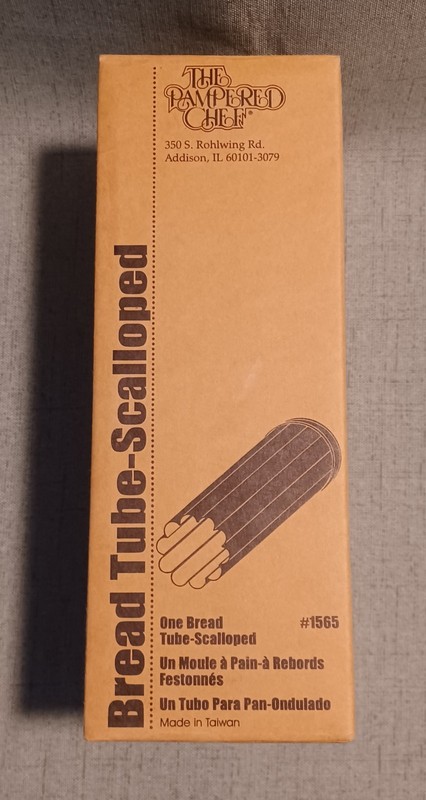 Pampered Chef Scalloped Bread Tube #1565 NIB Baking Mold Loaf Pan