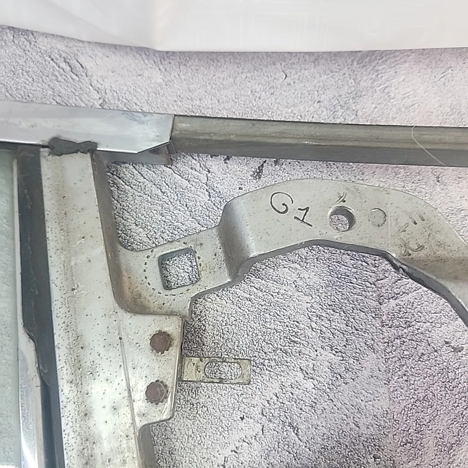 Lincoln C6VB5322222A para 1966-1969 diestro cuarto delantero ventilación ala ventana con oruga OEM Foto 3 de 4