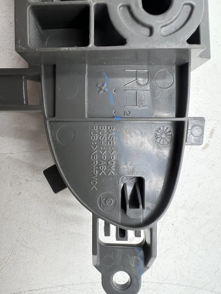 Manija interior delantera derecha Nissan NV 1500-3500 2012-2020 OEM. Foto 4 de 4