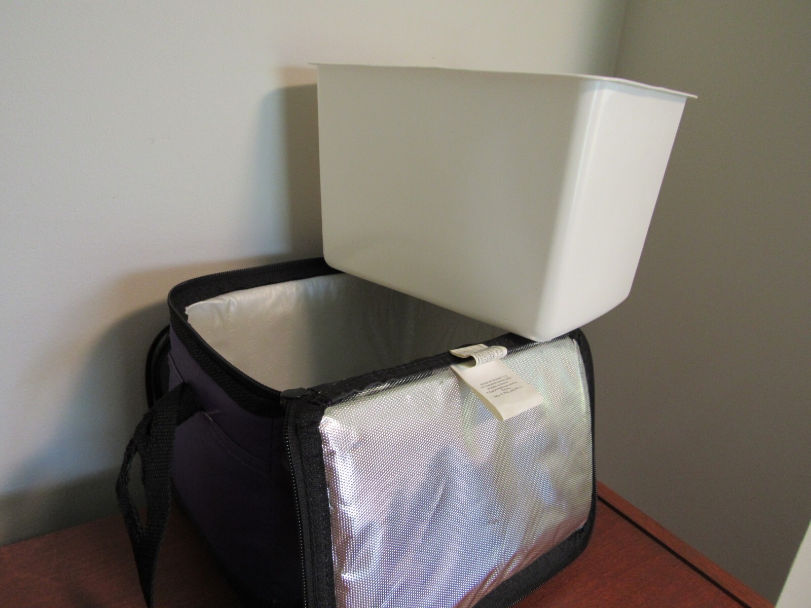 Day Cooler 6 Can Lunchbox Soft side Pack Purple Excellent Condition Arctic Zone