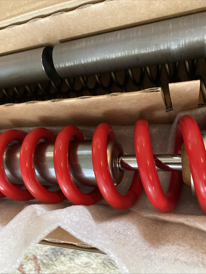 Оригинальные задние амортизаторы и вилочные пружины/распорки 2024 Honda Crf250f - Изображение 2 из 4