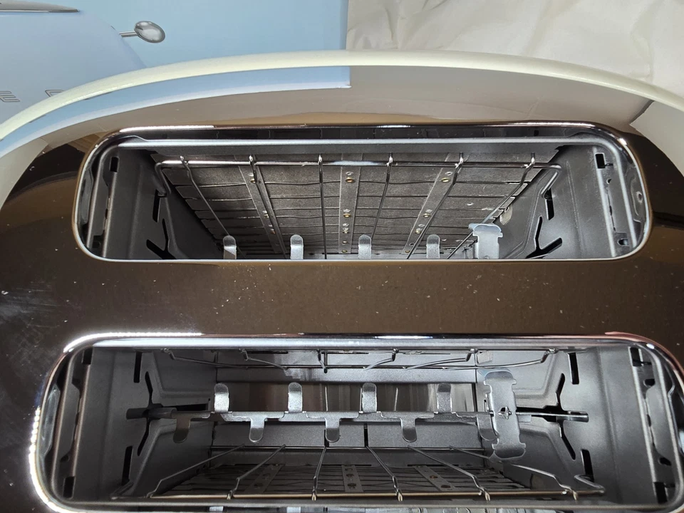 Smeg TSF01CRUS Cream Retro Style 2 Slice Toaster With Removable Crumb Tray New - Image 4 of 4