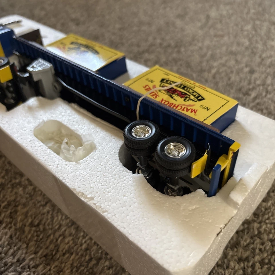 Matchbox Collectors Exclusive Peterbilt 359 & Flatbed w/ Lesney No. 26 & No. 9 - Image 4 of 4