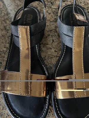 Munro Ideal Black and Gold T-Strap Sandals Size 7.5 N