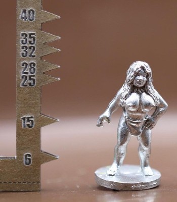 Ground Zero Games 25mm Cavegirl Warrior Standing (CV2) (VPM020)