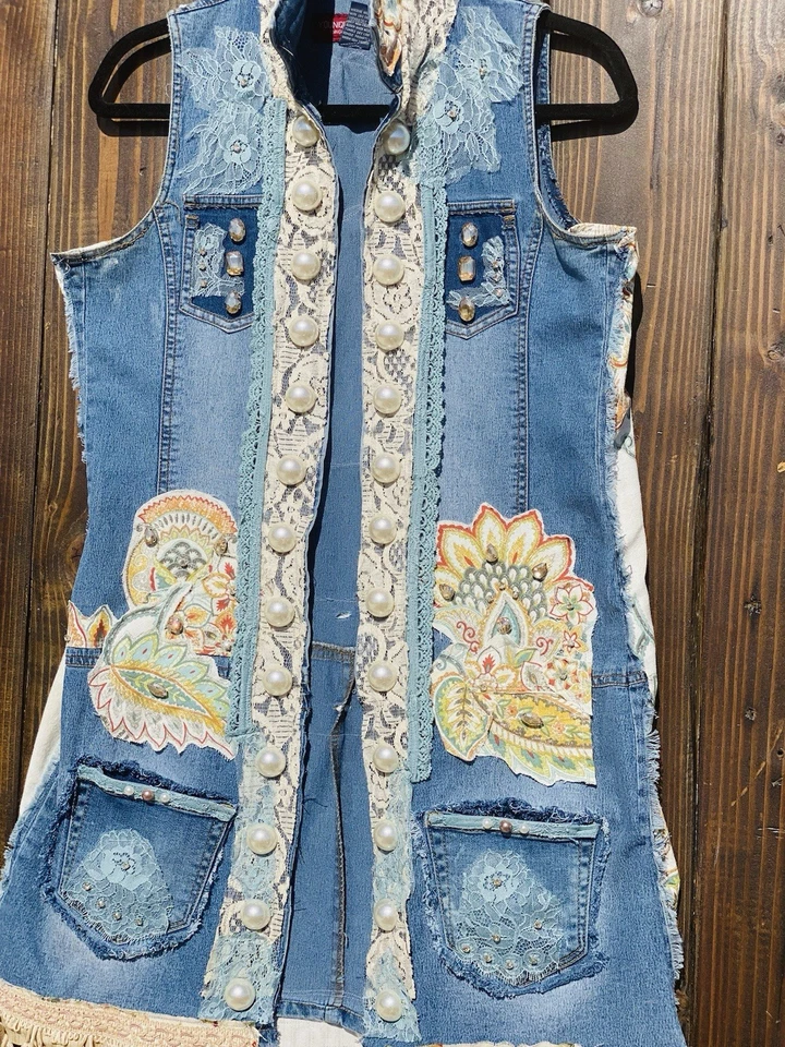 Chaleco vaquero de mezclilla reciclado Y2K boho chic borlas perlas deslumbradas y encaje     Foto 3 de 4