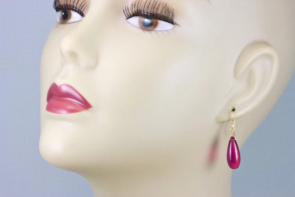 Pendientes de zafiro simulado rosa con lágrimas lisas de oro macizo de 14 k Foto 2 de 4