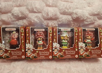 TLS The World Strawberry Shortcake Spring/Easter Lot of 4 Figures CheeBee NEW 