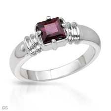 Lovely Ring W/0.75ctw Genuine Rhodolite Garnet in 925 Sterling silver