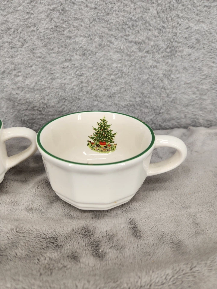 Набор из 2 белых кружек Pfaltzgraff Christmas Heritage с дизайном рождественской елки - Изображение 2 из 4