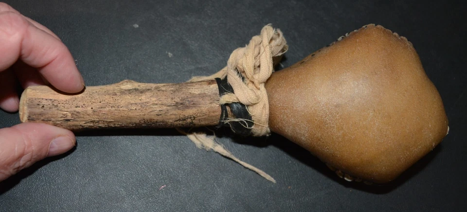Antiguo agitador tribal chamánico de cuero crudo tallado a mano Maracas de cuero de caballo Foto 3 de 4