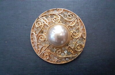 Grande Broche Ronde Vintage – Cabochon En Celluloïd Nacré, Métal Doré Ajouré Avec Strass