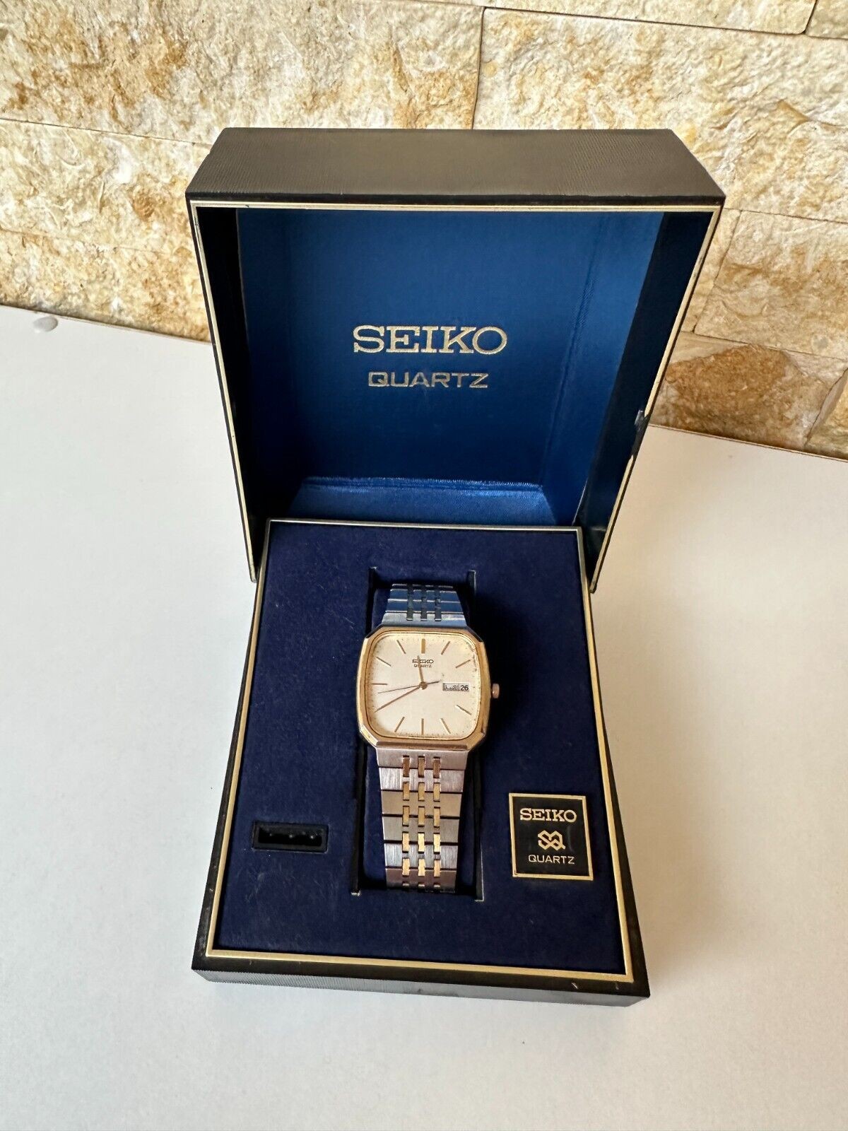 C1977 VINTAGE SEIKO EMBLEM WATCH QUARTZ SQUARED 33MM GENTS SGP BEZEL 6423-5010 image 3