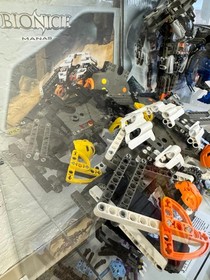 8539 Bionicle Manas (Missing Treads on one)