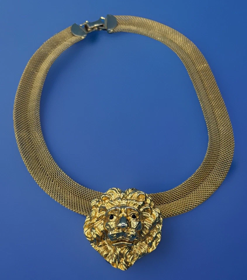 Collar de malla cabeza de león tono dorado con ojos de estrás rojo Foto 4 de 4