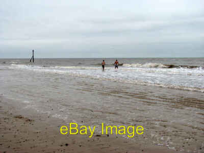 Foto 6x4 Ein Bad in der kalten Nordsee Sheringham am Weihnachtstag c2008