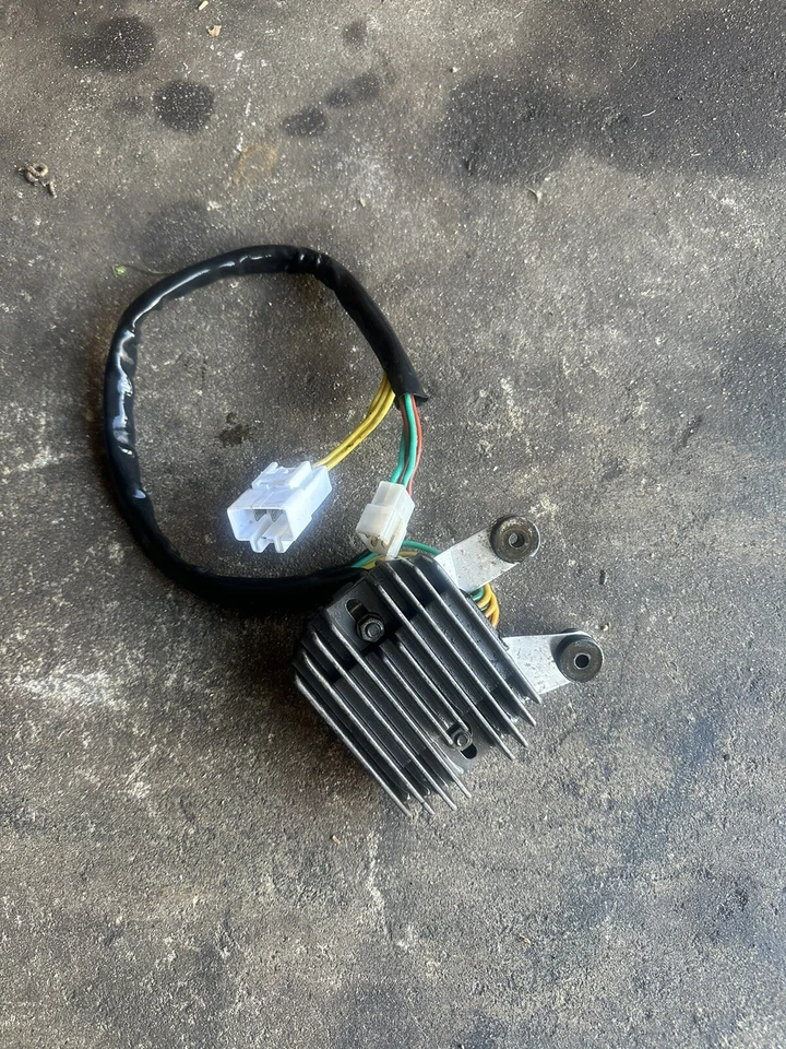 Honda CBR600RR 2003 rectificador y magneto Foto 4 de 4