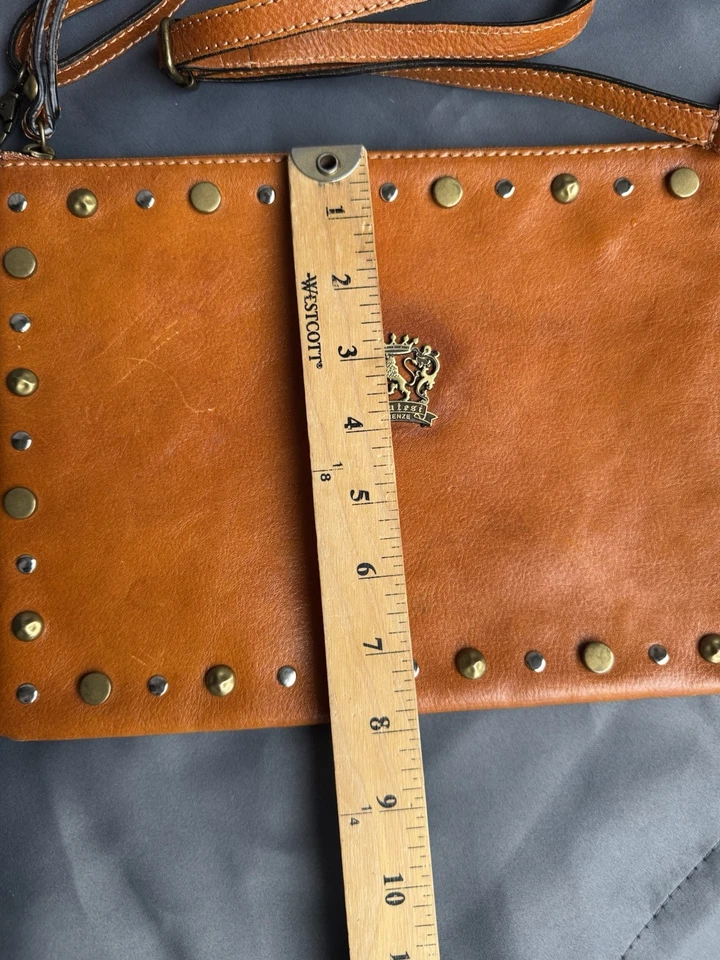 Bolso sin asas Pratesi Firenze italiano de cuero marrón con tachuelas Foto 3 de 4