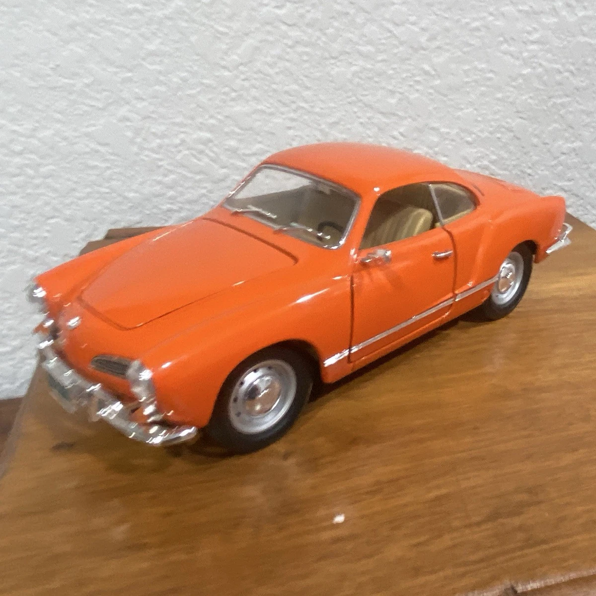 ミニカー1/18箱ありVolkswagen Karmann Ghia 1957 ミニカー1/18箱あり
