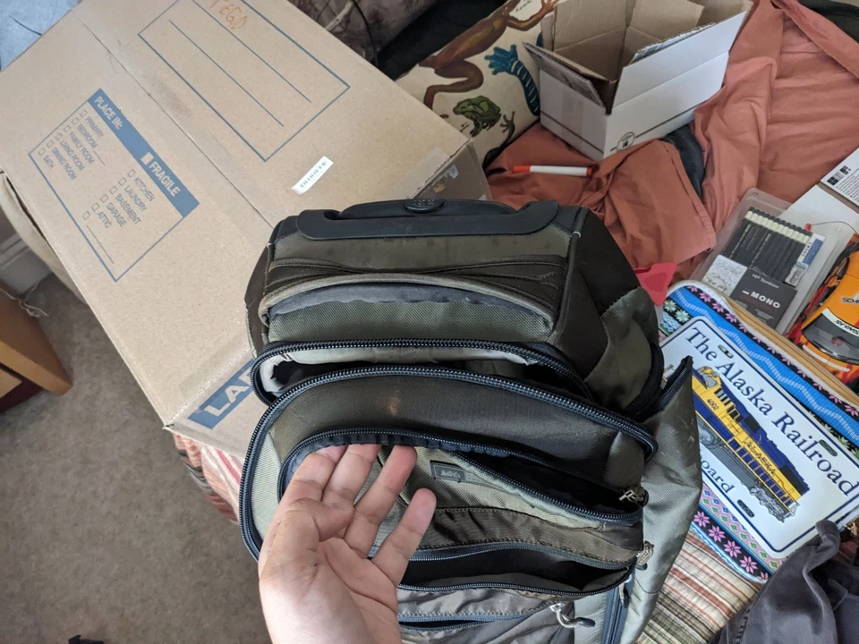 "Bolsa de mano convertible REI equipaje con ruedas 22"" verde lona" Foto 2 de 4