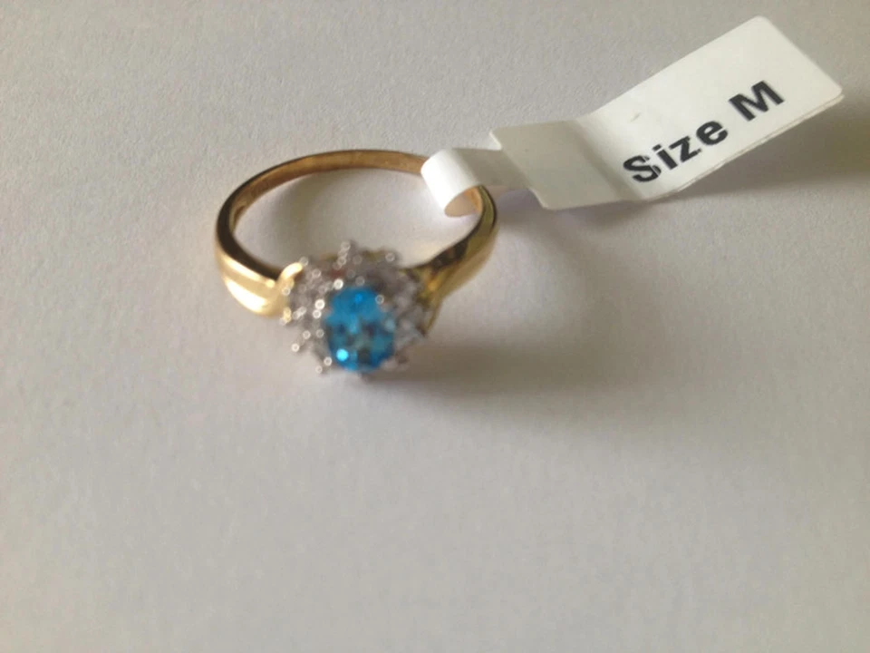 Anillo de oro blanco de diamantes y topacio azul de 9 quilates talla L Foto 3 de 4