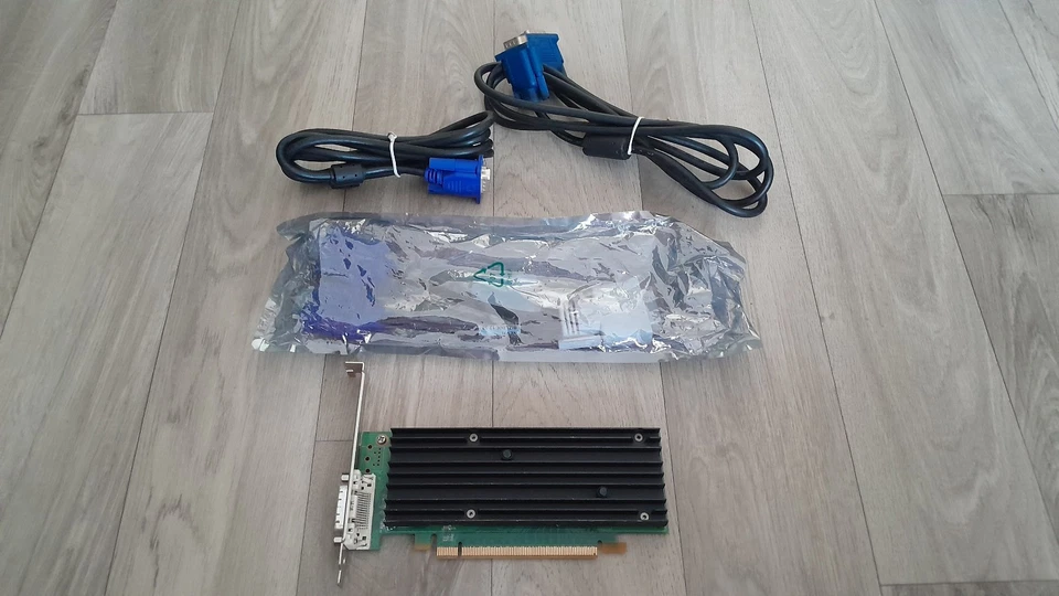 Carte graphique NVIDIA Quadro NVS 290 256 Mo + Adaptateur DMS-59 + 2 câbles VGA - Photo 1/3