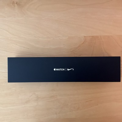 Apple Watch Nike + Series 2 42mm Aluminiumgehäuse in Space Gray mit Sportarmband