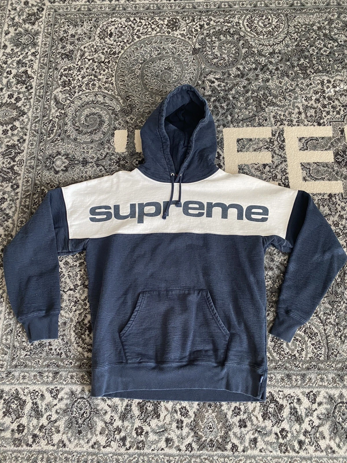 Sweat à capuche Supreme bloqué bleu marine XL