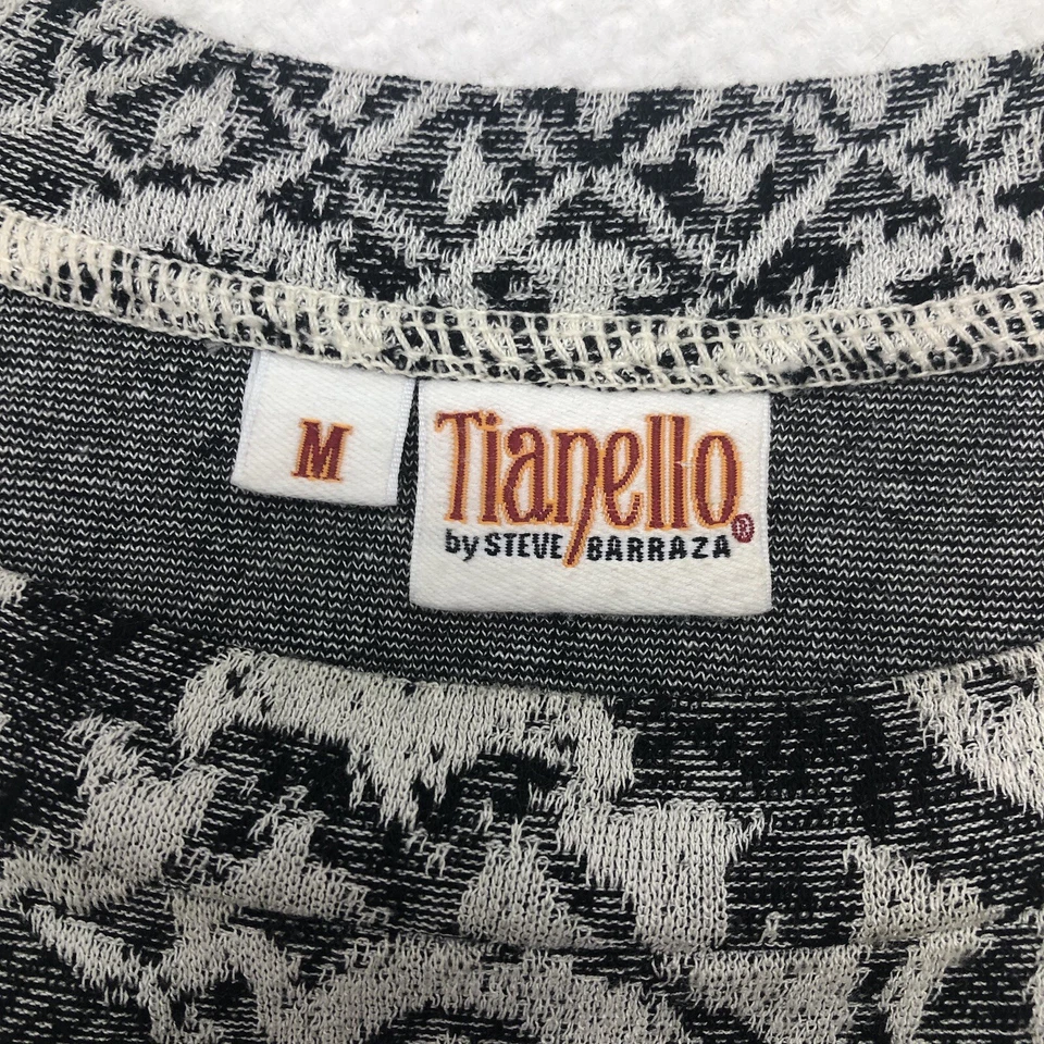 Blusa feminina Tianello M preta branca em forma de V bainha com babados - Imagem 4 de 4