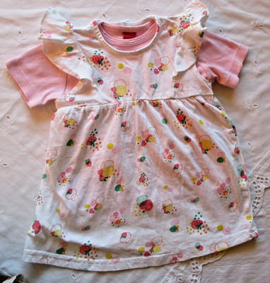 Esprit und Ergee; weiß-buntes Baby-Kleid mit rosa Shirt in Größe 68/74