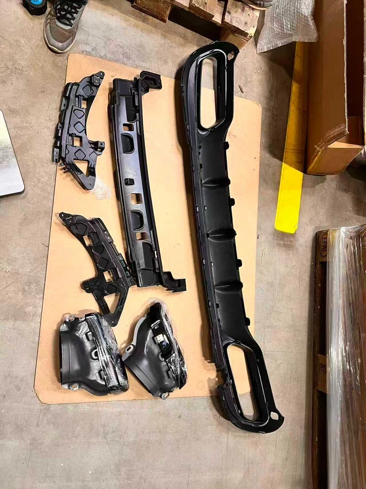 Diffusore sportivo E63 per Mercedes W212 E350 2013-2016 diffusore posteriore labbro scarico - Immagine 2 di 2