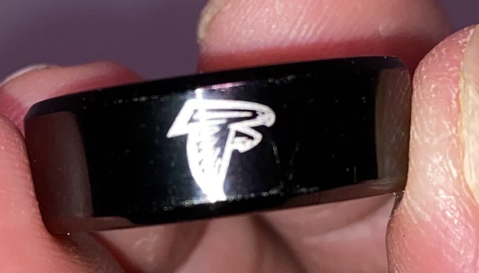 Alianza/anillo de boda para hombre Atlanta Falcons NFL carburo de tungsteno negro con logotipo talla 9-11 Foto 4 de 4