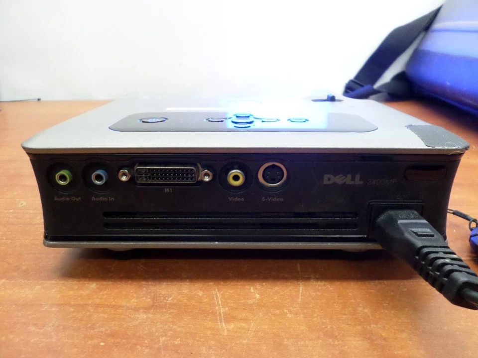 Dell Silver 3400MP DLP Projector with Case and Accessories (Lamp hours 545 used) - Image 2 of 4