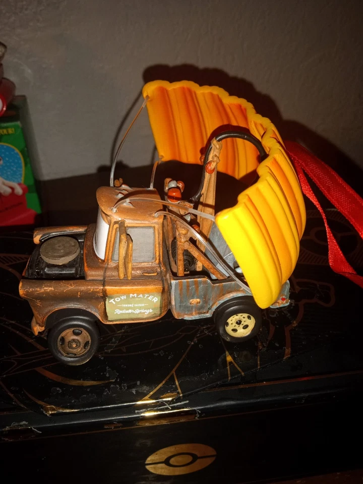 Disney Pixar Cars TOW MATER Paracaídas Adorno de Navidad Disney Store 2011 Foto 2 de 4