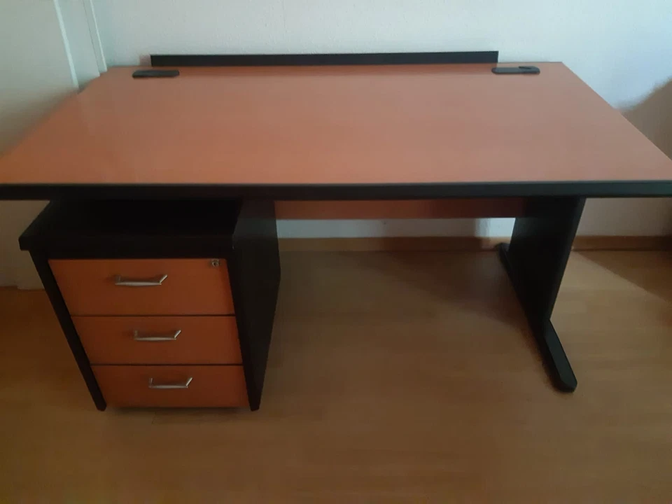 Großer Schreibtisch mit drei Schubladen
