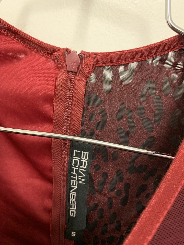 Vestido de hombro pequeño Kim Kardashian adornado con terciopelo Brian Lichtenberg Foto 2 de 3