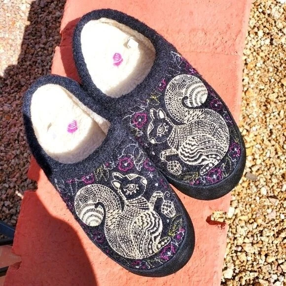 Acorn squirrel hotsell slippers