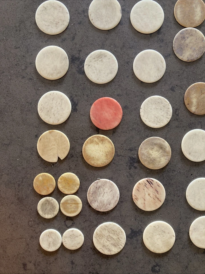 LOT DE 53 JETONS EN OS XIXeS POUR JEUX DE CARTES JEU ANCIEN COLORES - Photo 2/4