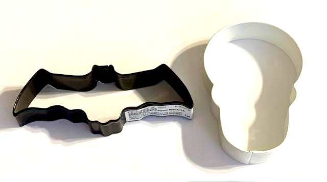 2 HALLOWEEN COOKIE CUTTERS BAT and SKULL by Celebrate It standard metal retired