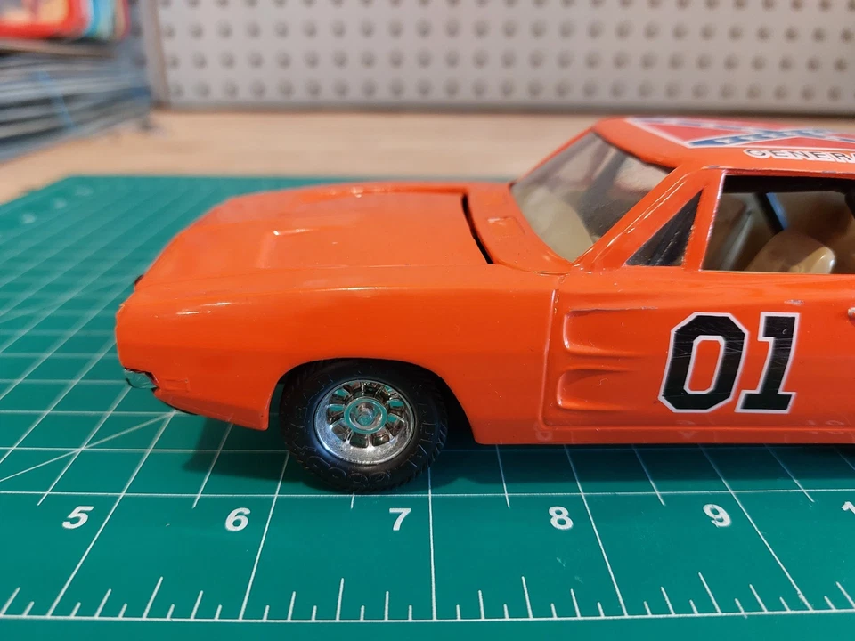 2004 DUKES OF HAZZARD GENERAL LEE ERTL 1:24 SCALE w/ Hidden Autograph Tom Wopat - Image 2 of 4