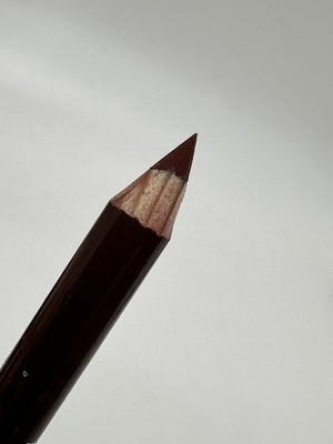Essence Lipliner – Soft Contouring Lipliner – Farbe: Deeply Intoxicated (velvet-matte Formel)