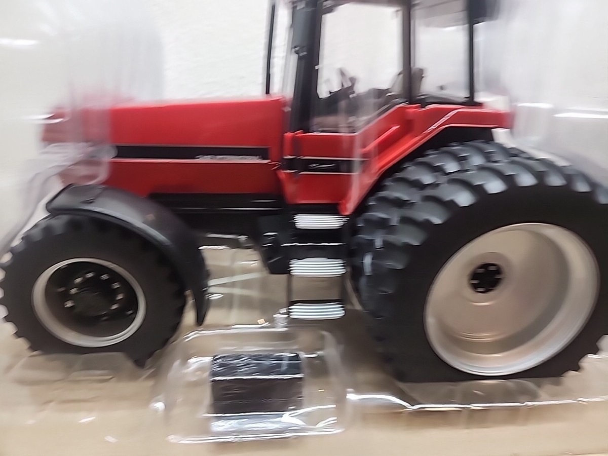 ERTL Tomy Case IH 7140 Magnum Tractor 2012 - 1/16 Scale Die-Cast