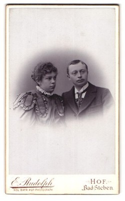 Fotografie E. Rudolph, Bad-Steben, Portrait bürgerliches Paar in zeitgenössisch 