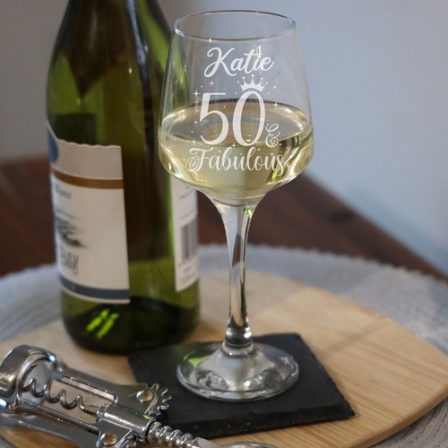 50 and Fabuloso Vaso de Vino Grabado 50 Cumpleaños Regalo - Vaso 50 Personalizado - Imagen 15 de 25