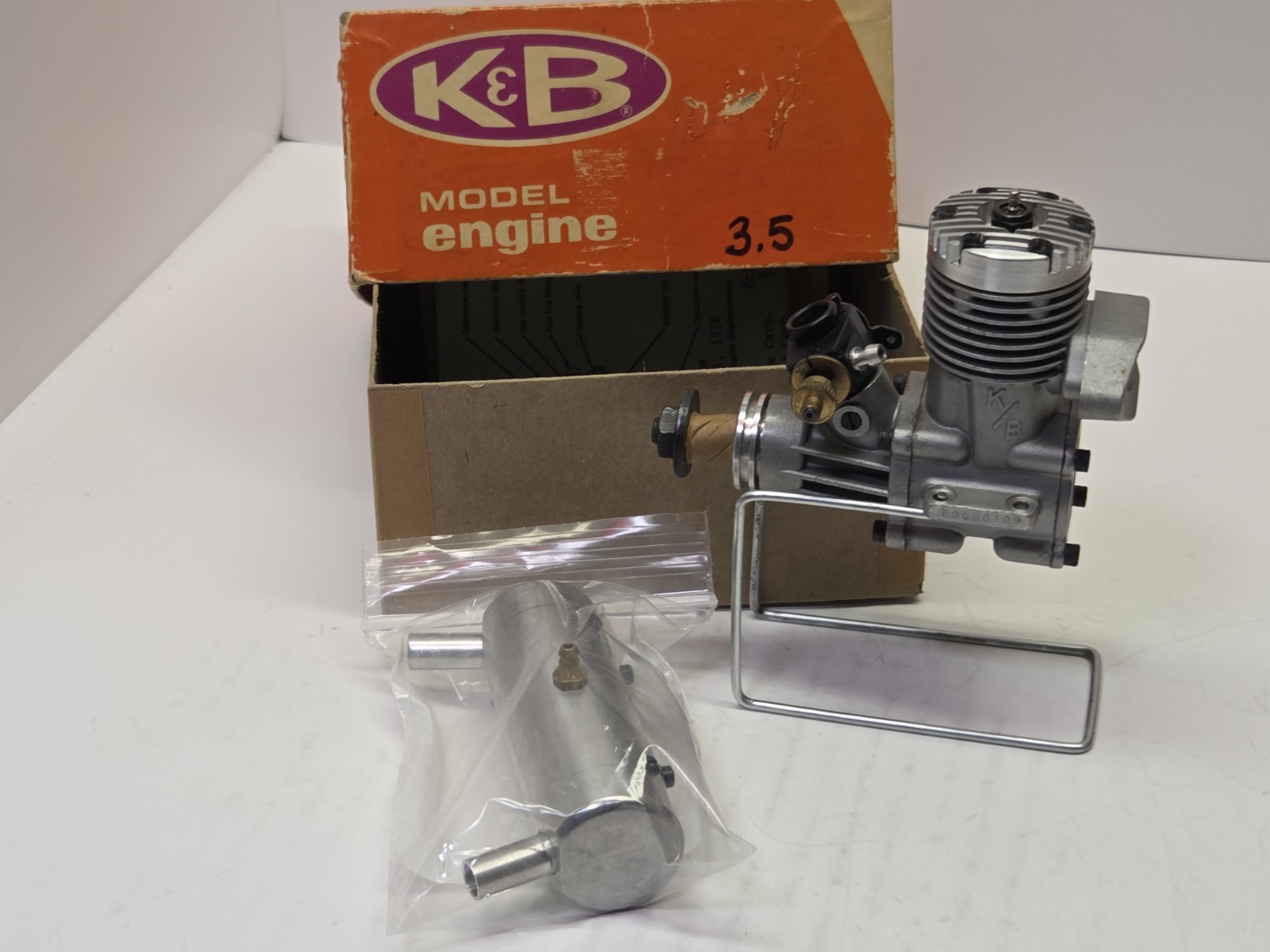 New In Box K&B 3.5 RC Model Airplane Engine With Perry Carburator And Muffler