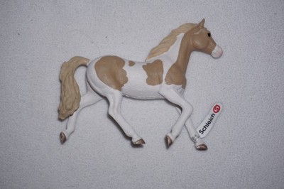 Schleich - Paint Horse Stute mit Fähnchen  NEU