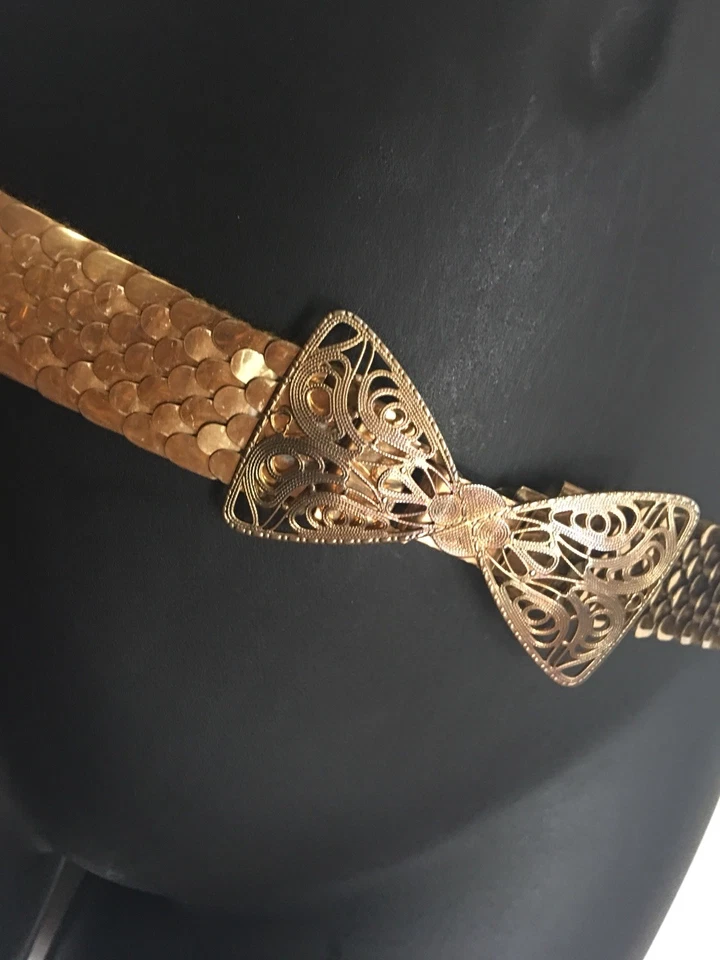 De colección Filagree Retro Disco Metal Peces Escala Deco Flapper Arco Cinturón Elástico Dorado 27” Foto 2 de 4