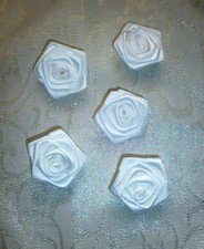 CAPISO # kleine Satin Rosen # 5 Stück # handgefertigt # weiß # Neu #476